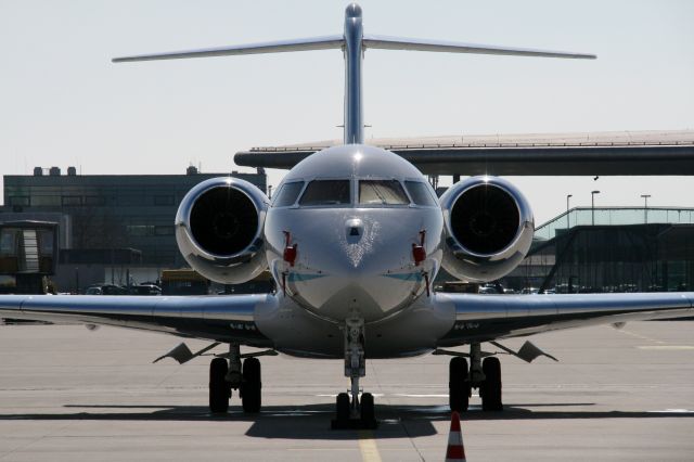 Bombardier Global 5000 (OE-ICA) - Bombardier  -  BD-700-1A11 Global 5000  -  Graz  -  2015-03-08