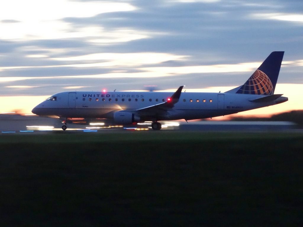 Embraer 170/175 (N149SY)