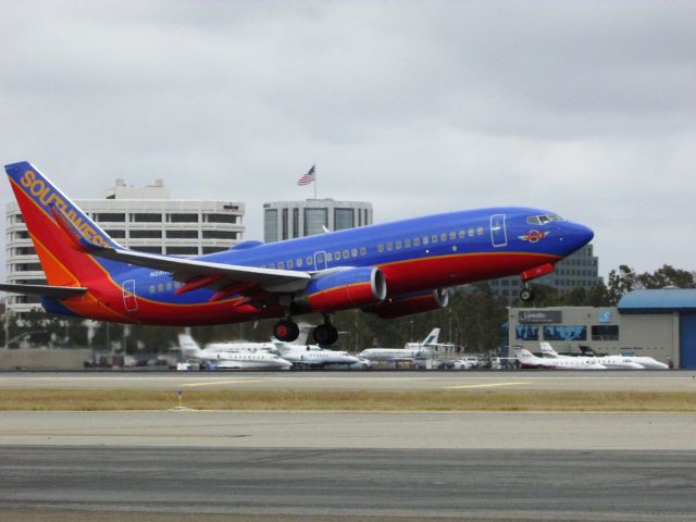 Boeing 737-700 (N281WN) - Taking off from RWY 20R