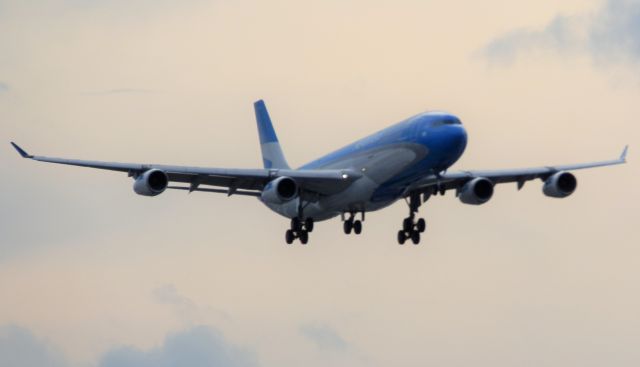 Airbus A340-300 (LV-FPU)