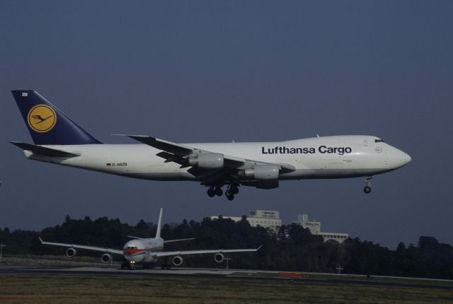 Boeing 747-200 (D-ABZB) - Short Final at Narita Intl Airport Rwy16R on 1998/11/03