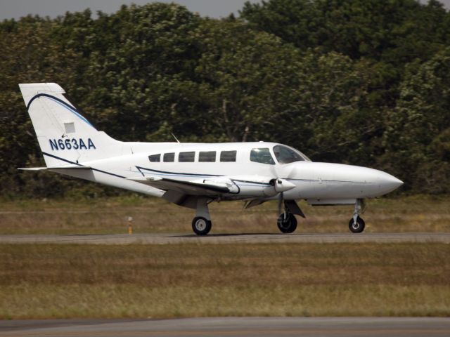 Cessna 402 (N663AA) - Landing runway 06.