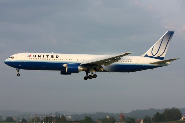 BOEING 767-300 (N661UA)