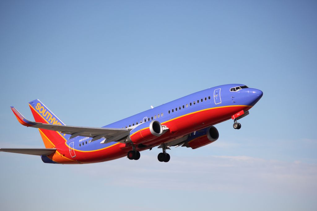 Boeing 737-700 (N643SW) - Departing runway 8