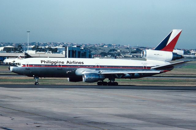 RP-C2114 — - PHILIPPINE AIRLINES - DOUGLAS DC-10-30 - REG : RP-C2114 (CN 47838/338) - KINGSFORD SMITH SYDNEY NSW. AUSTRALIA - YSSY 27/6/1988 35MM SLIDE CONVERSION USING A LIGHTBOX AND A NIKON L810 DIGITAL CAMERA IN THE MACRO MODE.