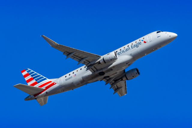 Embraer 175 (N508SY) - A SkyWest ERJ175 taking off from PHX on 3/4/23. Taken with a Canon R7 and Canon EF 100-400 L II lens.