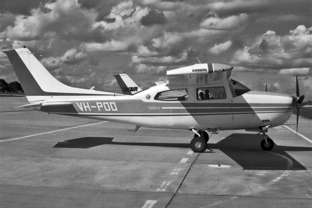 Cessna Skywagon (VH-POO) - CESSNA 210L CENTURION II - REG VH-POO (CN 21061132) - ESSENDON MELBOURNE VIC. AUSTRALIA - YMEN (14/9/1980) 35MM B/W NEGATIVE SCANNED WITH A EPSON V700 PERFECTION SCANNER.