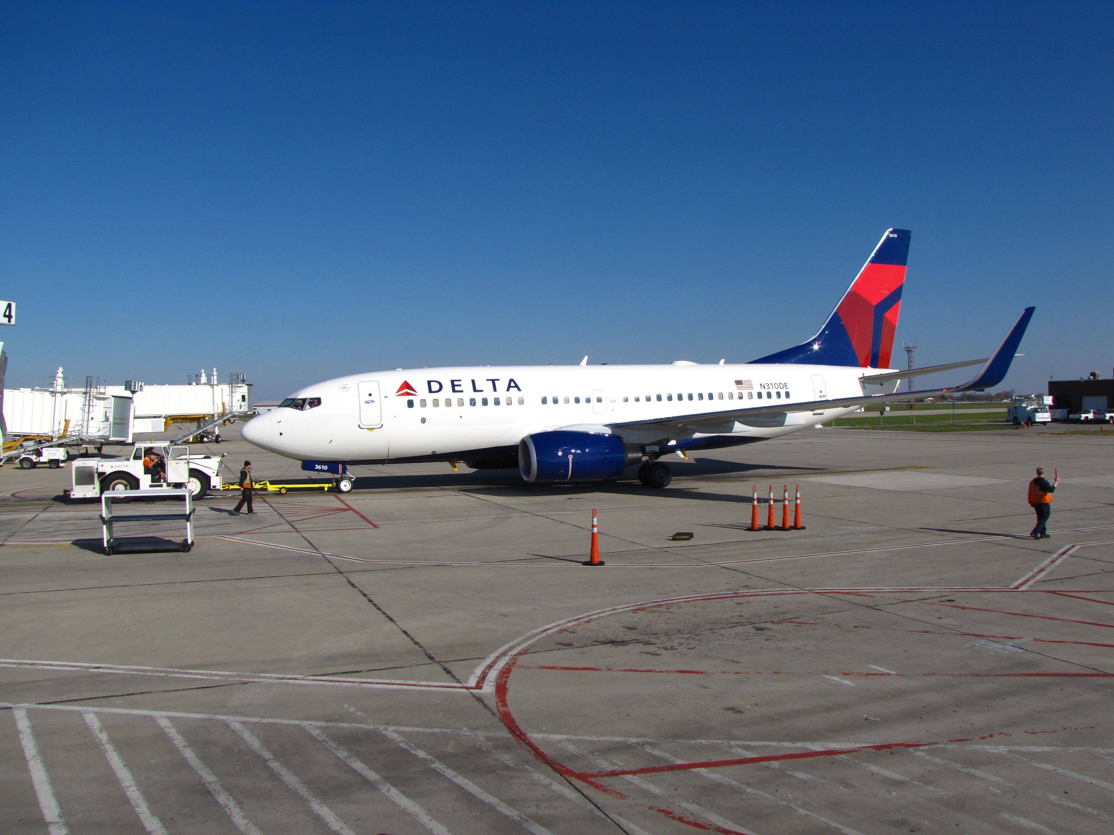 Boeing 737-700 (N310DE)