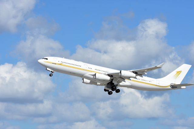 Airbus A340-200 (HZ-SKY1)