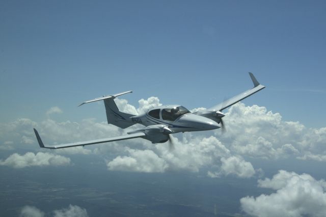 Diamond Twin Star (N42DA)