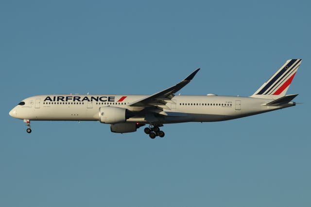 Airbus A350-900 (F-HTYI) - Air France 334 heavy arriving runway 27 from Paris, France