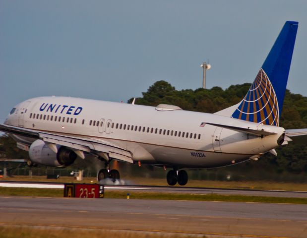 Boeing 737-800 (N35236)