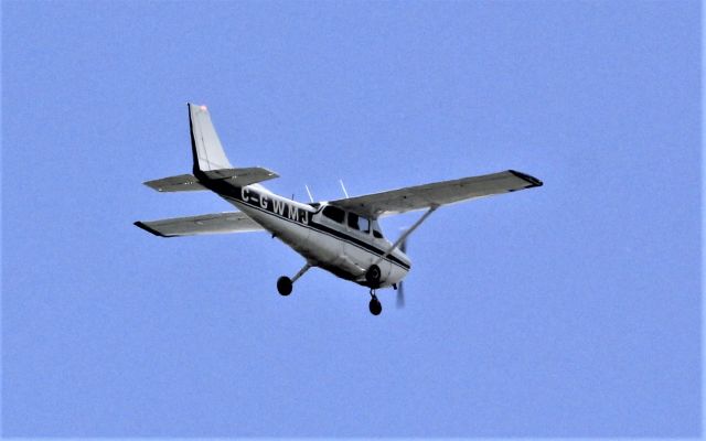C-GWMJ — - C-GWMJ CESSNA SKYHAWK 172  N CARGAIR LTD survolant la ville de Lavaltrie QC le 29-05-2022 à 14:41