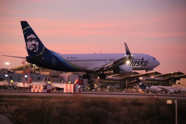 Boeing 737-800 (N551AS)