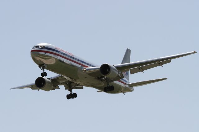 BOEING 767-300 —
