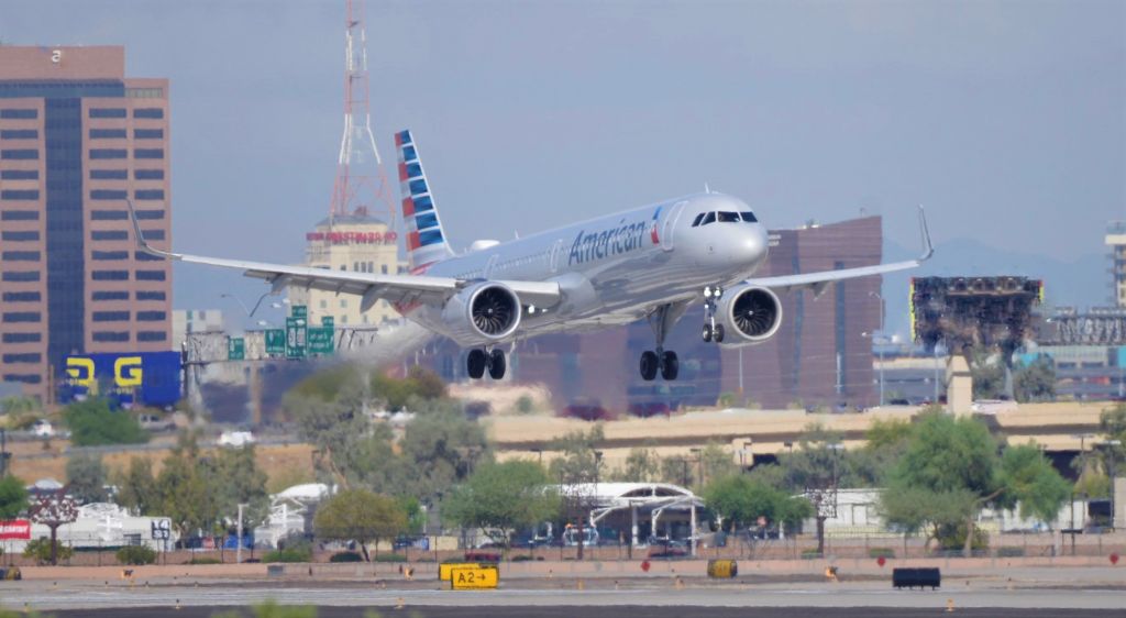 Airbus A321 (N400AN) - Phoenix Sky Harbor International Airport final approach rwy 08 09SEP19 Airbus 321 NEO