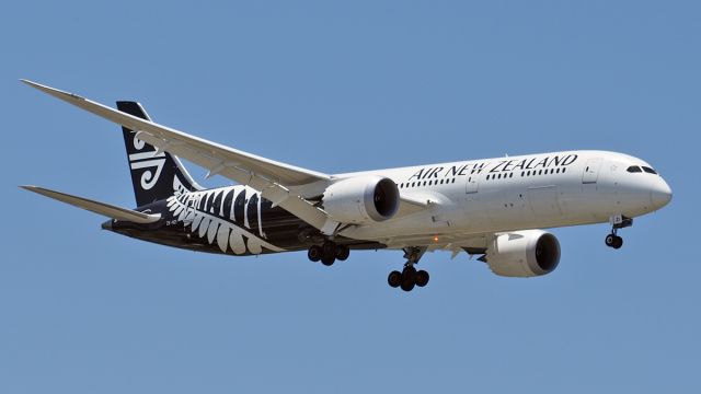 Boeing 787-9 Dreamliner (ZK-NZI) - Boeing 787-9. Air New Zealand ZK-NZI final rwy 21 YPPH 250119.