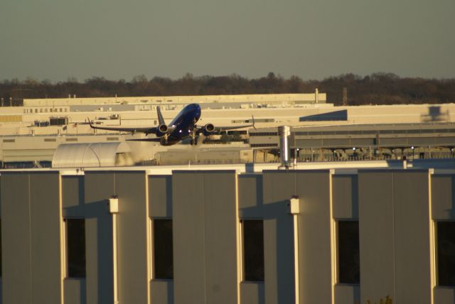 Boeing 737-700 (N7869A) - WN2154 to DCA