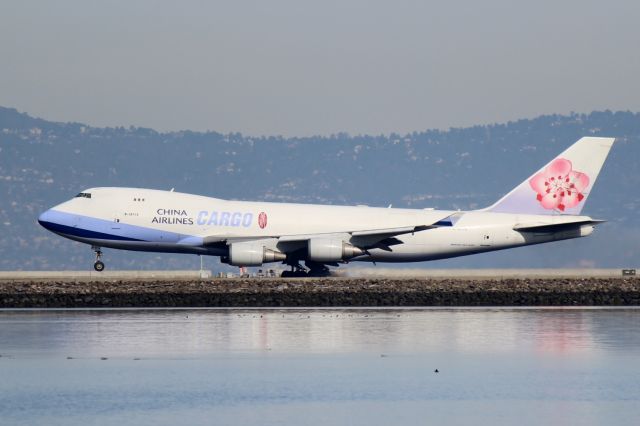 Boeing 747-400 (B-18715)