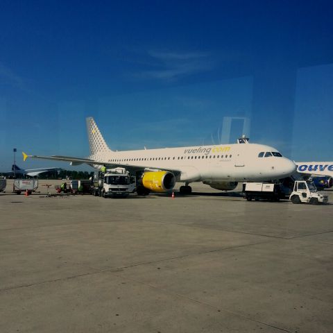 Airbus A320 (EC-KFI) - Vueling Airlines YV at CDG A320-200