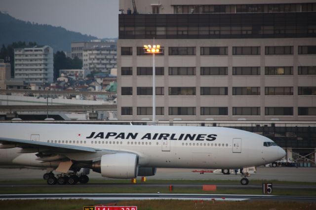 Boeing 777-200 (JA8985)