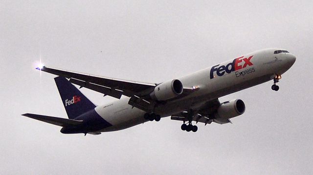 BOEING 767-300 (N102FE)