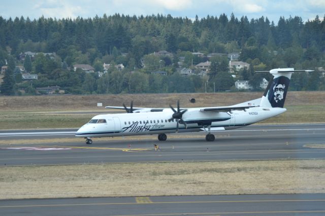 de Havilland Dash 8-400 (N429QX) - Arriving in PDX