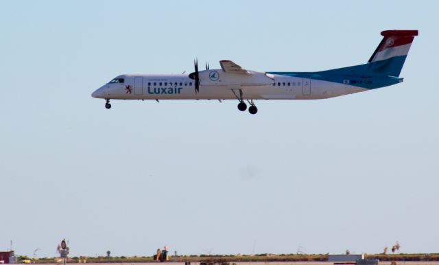 de Havilland Dash 8-400 (LX-LGN)