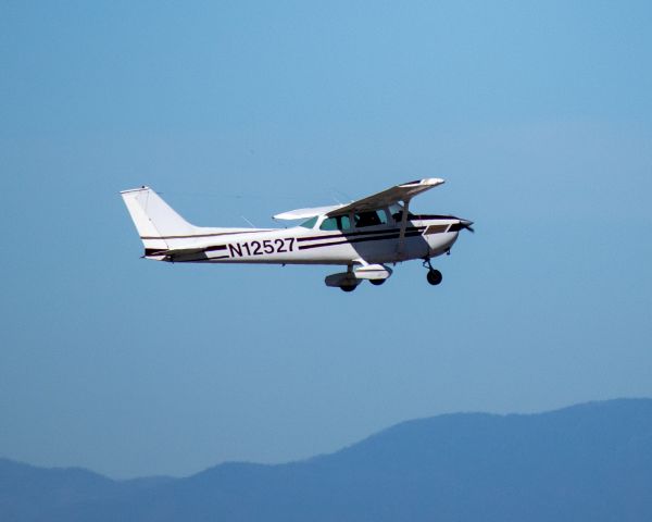 Cessna Skyhawk (N12527)