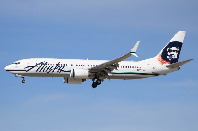 Boeing 737-800 (N533AS)