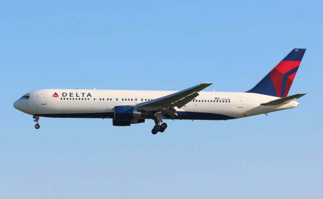 BOEING 767-300 (N190DN)