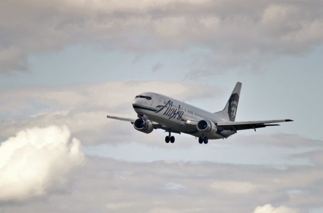 BOEING 737-400 (N793AS) - Flight 694 arriving in spokane