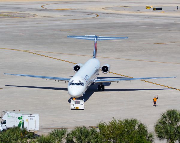 McDonnell Douglas MD-88 (N908DE)