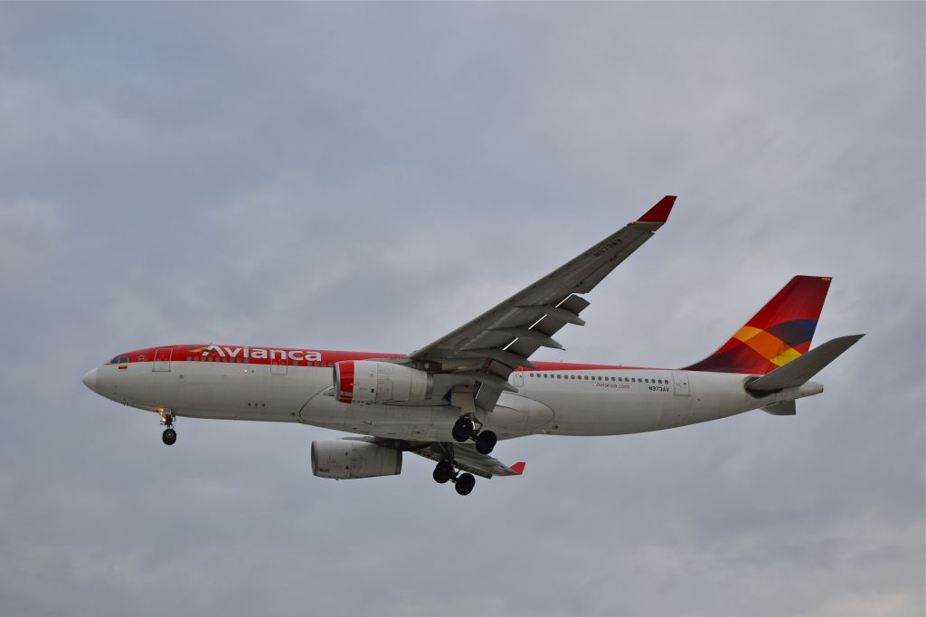 Airbus A330-300 (N973AV) - Airbus A330-243 of Avianca with "old colors" is on approach to Mexico City International Airport (08/2018).