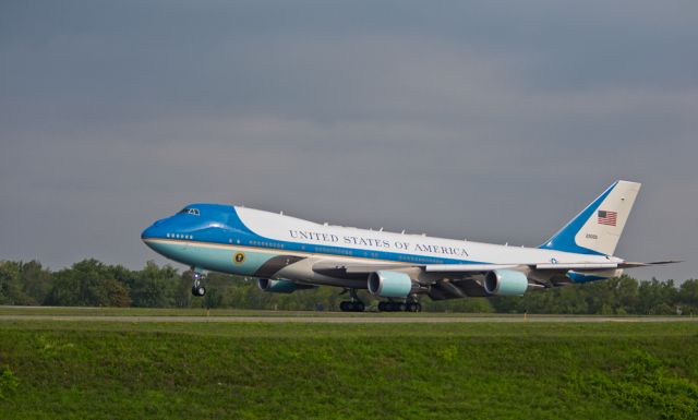 Boeing 747-400 (N28030)