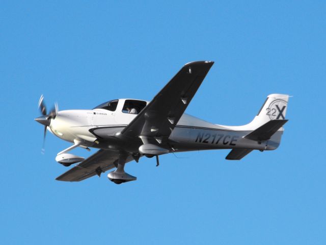 Cirrus SR-22 (N217CE) - Cirrus on a short final for RWY 27