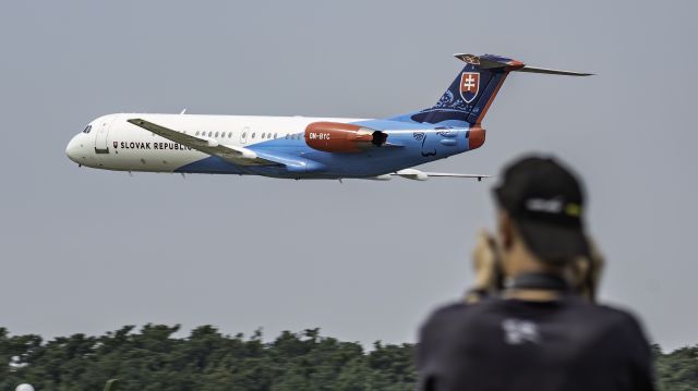 Fokker 100 (OM-BYC)