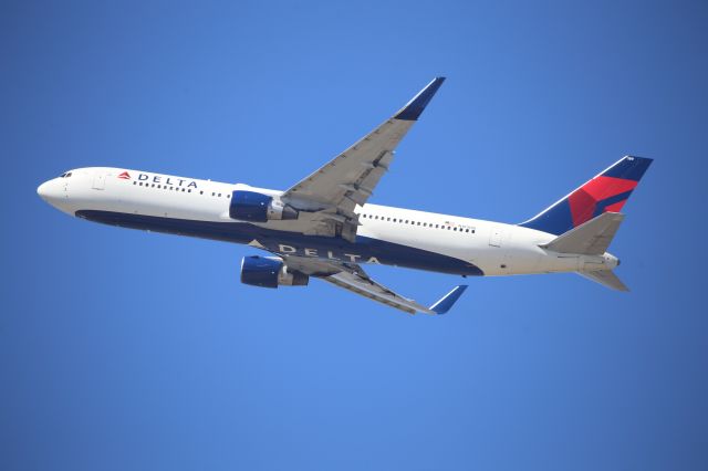 BOEING 767-300 (N189DN)