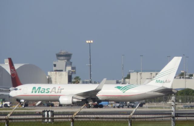 BOEING 767-300 (N420LA)