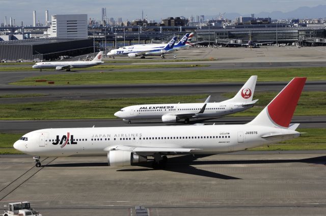 BOEING 767-300 (JA8976) - Taxing at Haneda Intl Airport on 2013/09/27