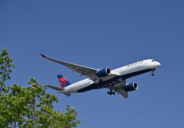 Airbus A350-900 (N501DN) - 27.Apr.2025br /Landing at RWY22(B).br /The photo was taken at Jonanjima Seaside Park.