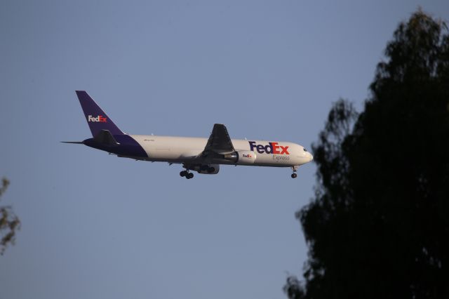 BOEING 767-300 (N275FE)