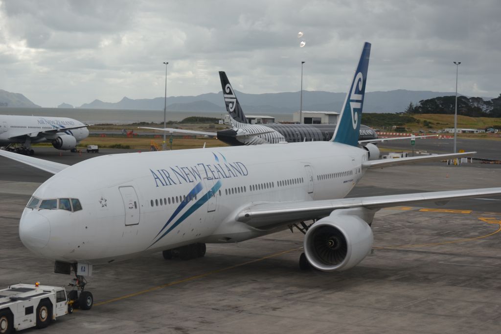 Boeing 777-200 (ZK-OKA) - Air New Zealand Boeing 777-200ER being taken to the parking area after flying NZ124 from Melbourne