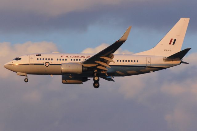 Boeing 737-700 (A36002) - A36-002 737-7DF/BBJ(MSN:30790/LN:613) CBR-HND SPOTV1 RWY34L↓ 17:48