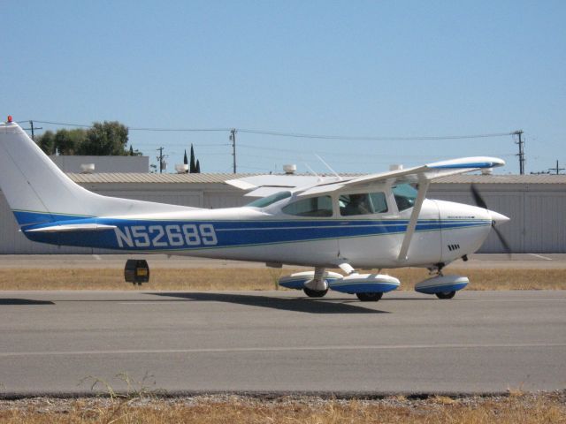 Cessna Skylane (N52689) - Rolling toward takeoff on RWY 24