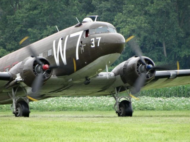 Douglas DC-3 (N345AB)