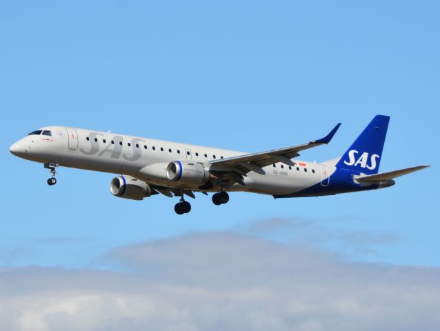 EMBRAER 195 (SE-RSS) - Kystvejen RWY22L