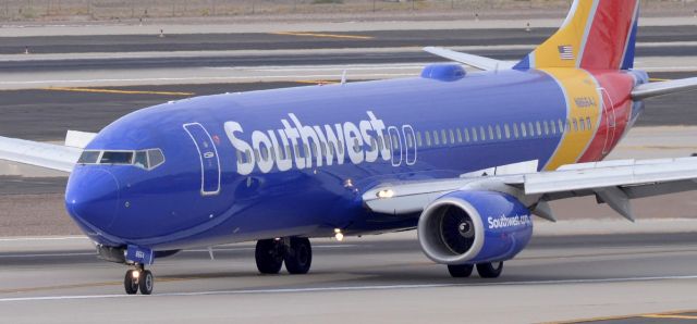 Boeing 737-700 (N8664J) - phoenix sky harbor international airport 18APR20