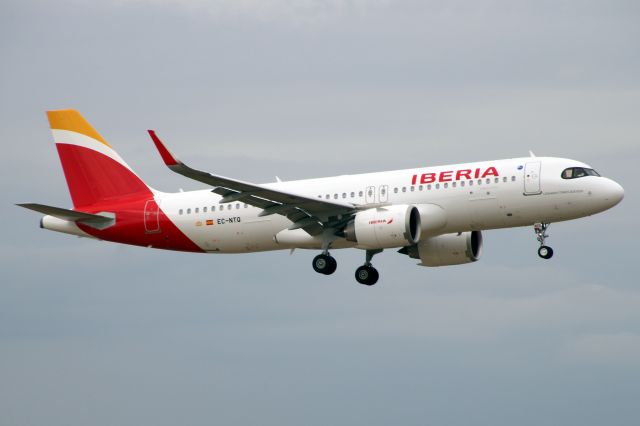 Airbus A320neo (EC-NTQ) - On short finals for rwy 09L on 22-Jul-22 operating flight IBE3172 from LEMD.