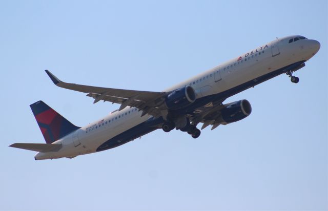 Airbus A321 (N363DN)